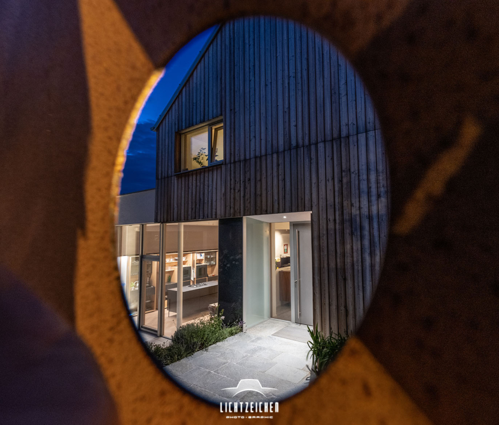 Architekturfotografie, Einfamilienhaus, blaue Stunde